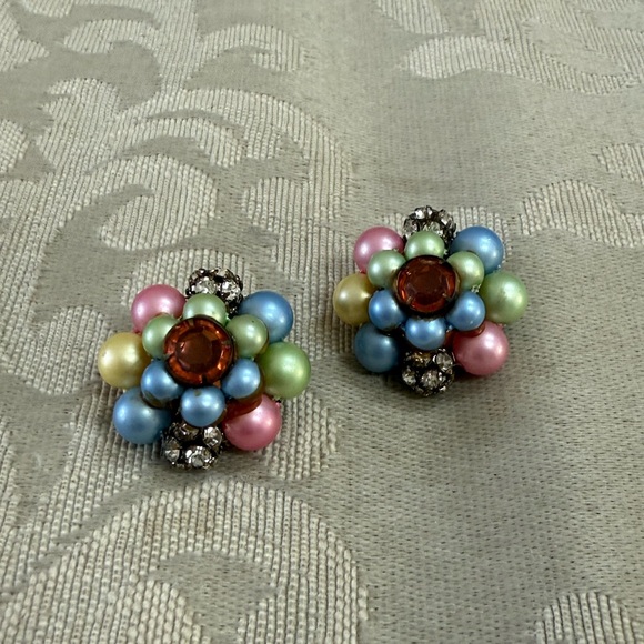 Jewelry - Vintage Clip On Earrings